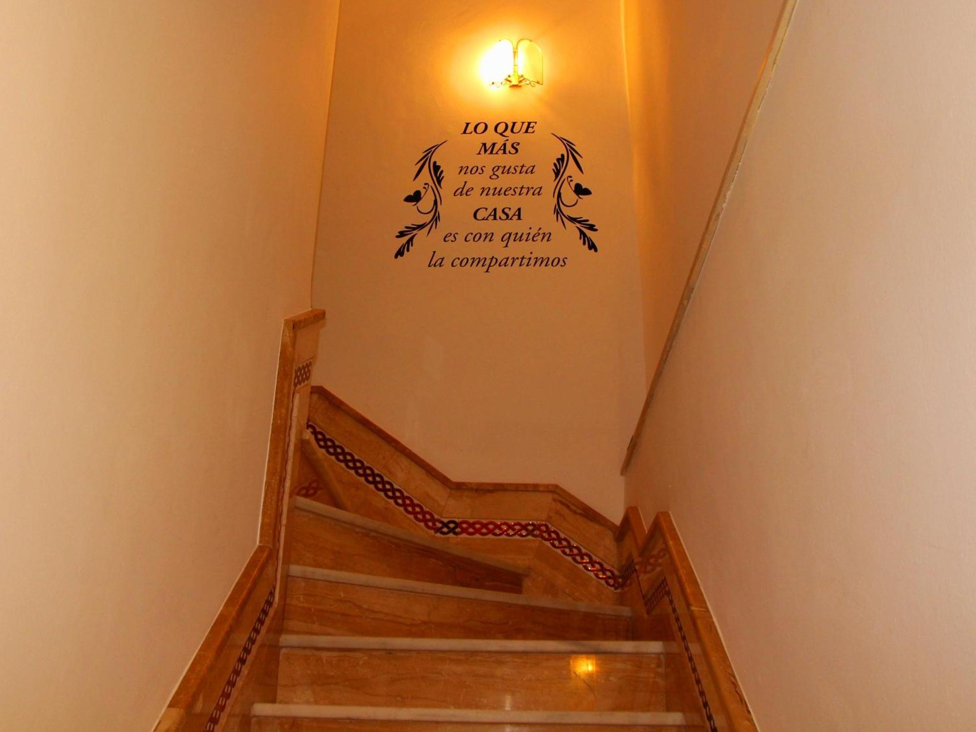 Ahumor Entero 20 M Sevilla -6pax Apartment